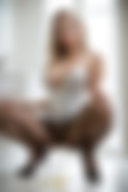 Filthy Glamour/Set 03 - Squatting & Pissing In Pantyhose Portrait/004.png