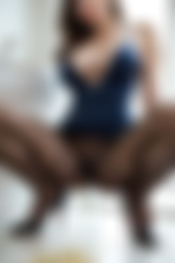 Filthy Glamour/Set 03 - Squatting & Pissing In Pantyhose Portrait/019.png